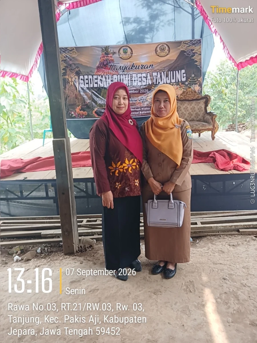 Ketua TP PKK Kecamatan Pakis Aji Hadiri Sedekah Bumi Desa Tanjung
