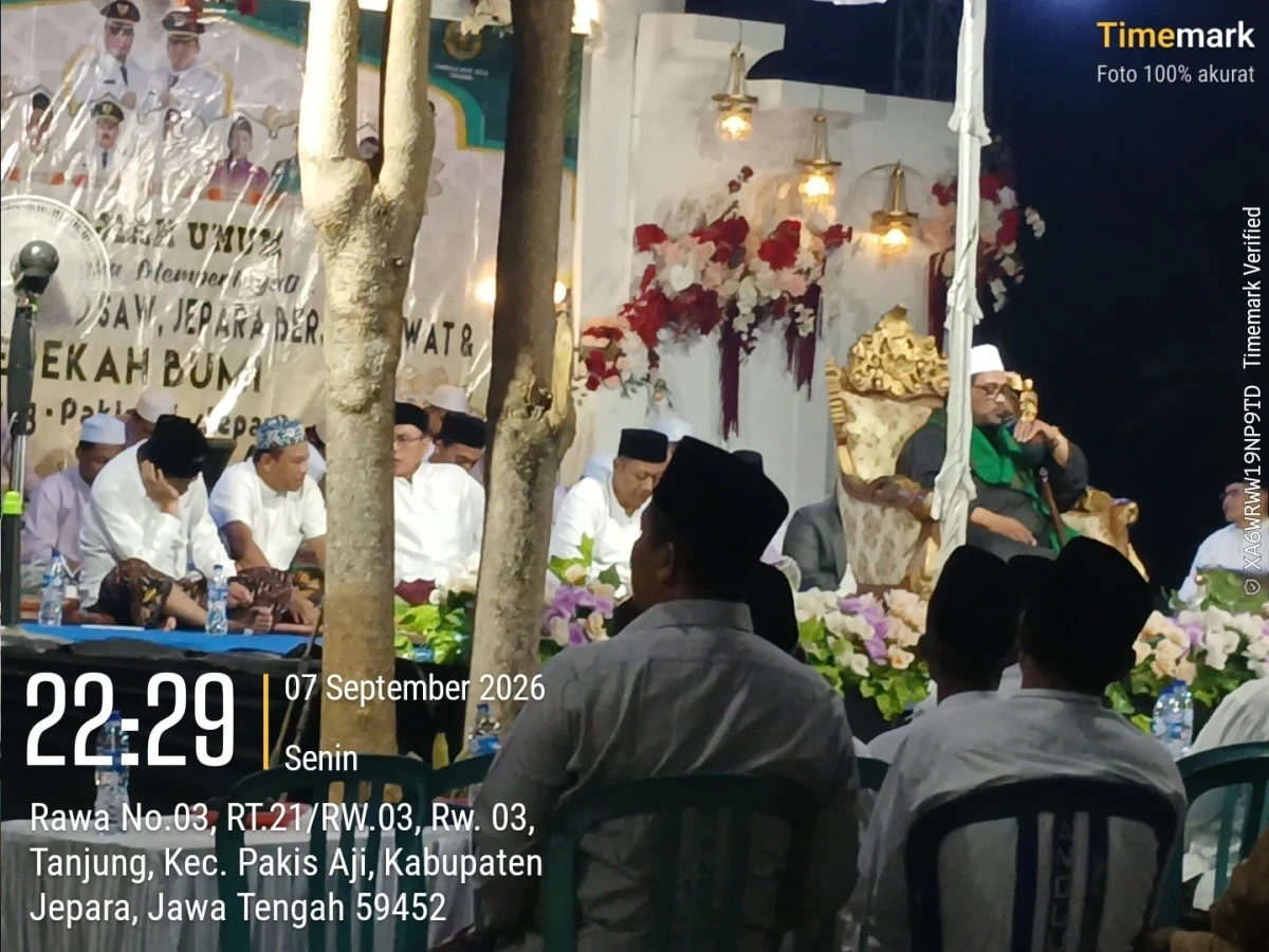 Ketua TP PKK Kecamatan Pakis Aji Hadiri Mauidhoh Hasanah Sedekah Bumi Desa Tanjung