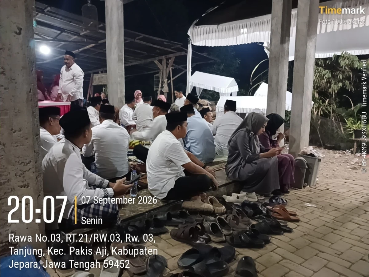 Ketua TP PKK Kecamatan Pakis Aji Hadiri Hadhoroh dan Sholawat dalam Rangka Sedekah Bumi Desa Tanjung