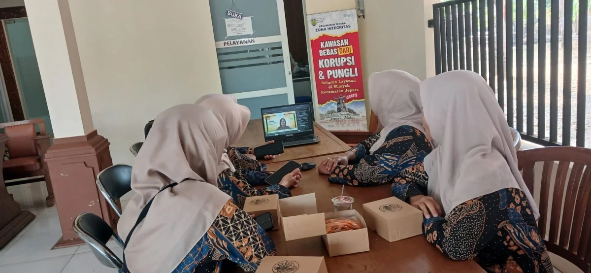 Mengikuti kegiatan zoom meeting "TAMASYA di KERABAT" bersama TP. PKK Kelurahan Karangkebagusan 