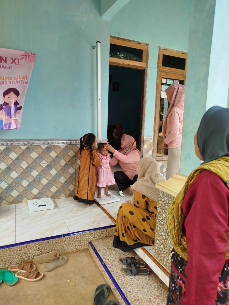 Pantau Tumbuh Kembang Anak dan Kesehatan Lansia, Posyandu Harapan 11 RW 04 Desa Karanggondang Gelar Layanan Terpadu