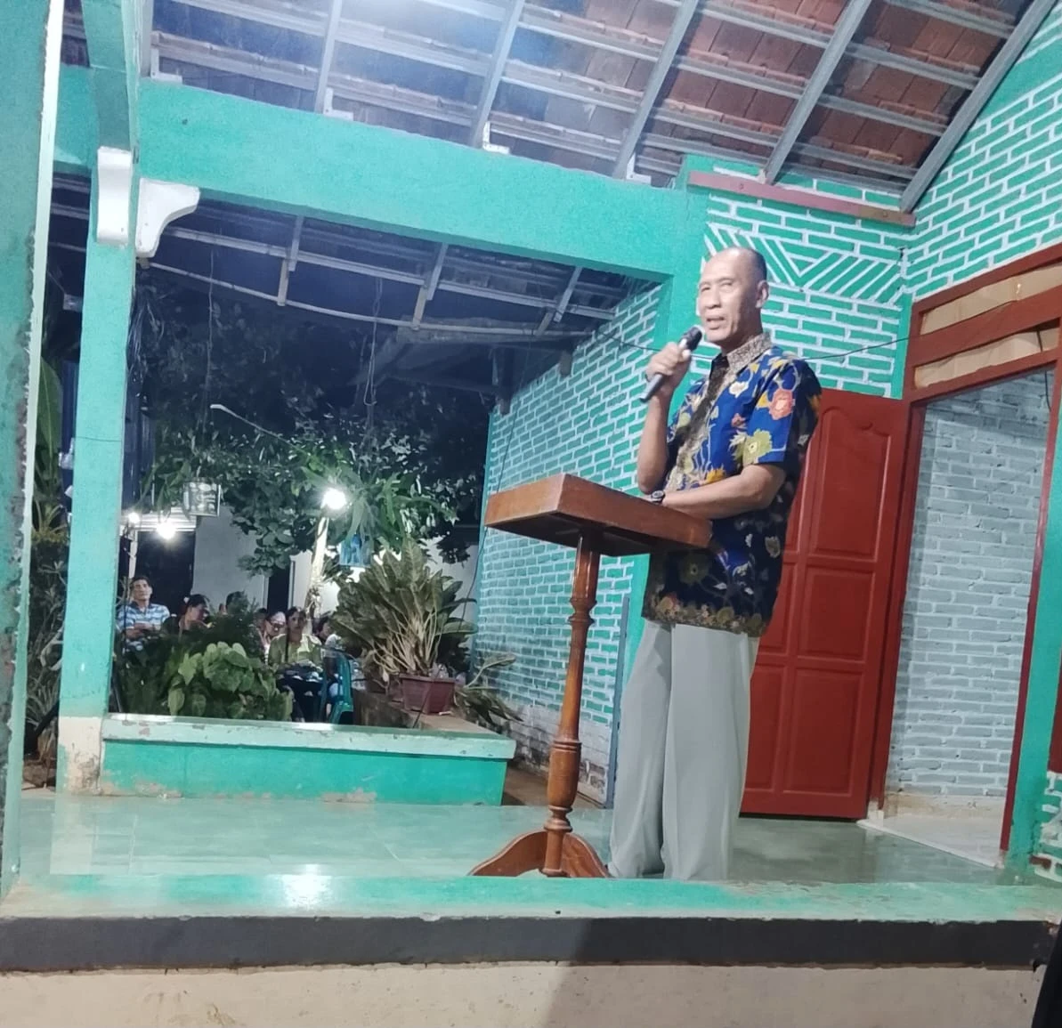 Petinggi dan Ketua TP PKK Desa Karanggondang Menghadiri Malam Penghiburan Warga yang Berduka
