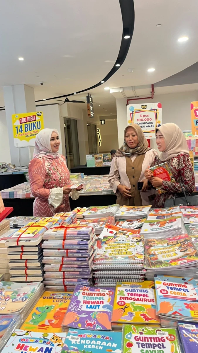Bunda Literasi Kecamatan Pakis Aji, Ny. Menik Jumiati Muhammad Shodiq menghadiri dan mengunjungi pameran buku Gramedia