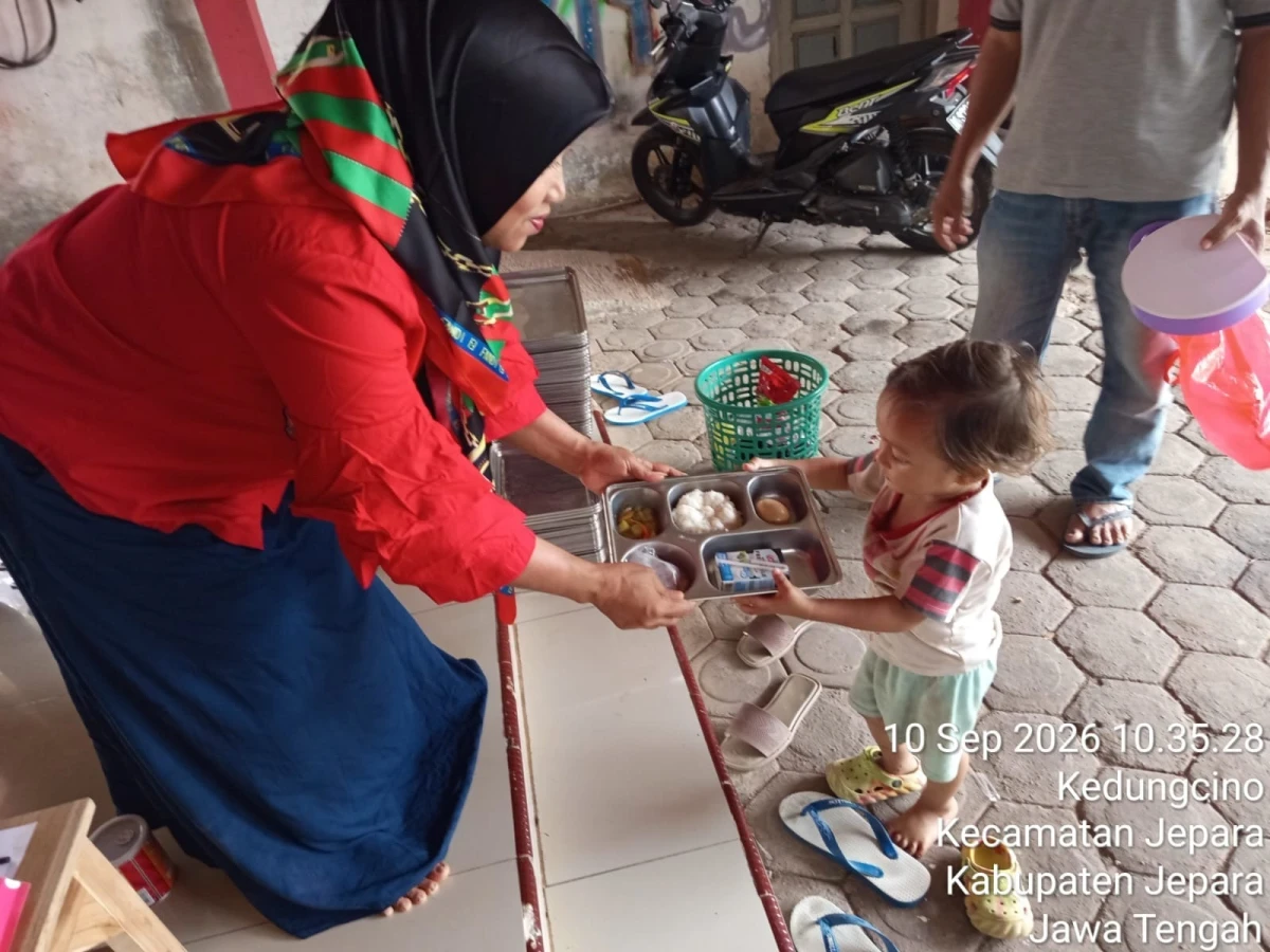 PEMBAGIAN MBG BALITA DI POS PANDAN 3 DESA KEDUNGCINO