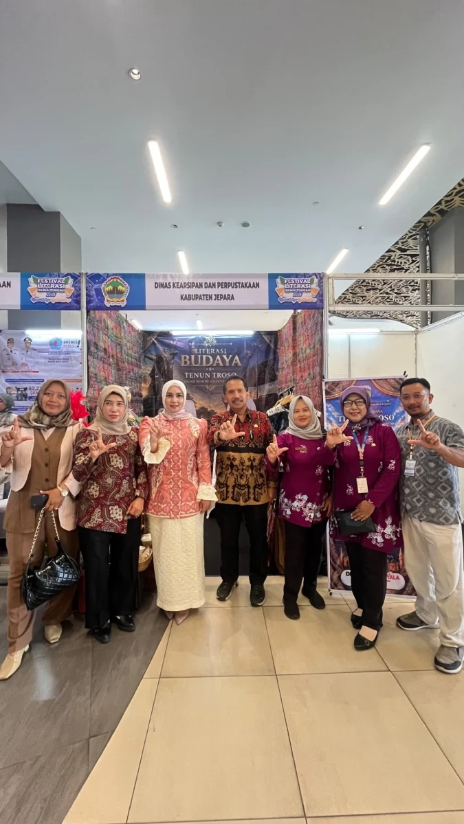 Ketua Dekranasda Kecamatan Pakis Aji ke Stand Pameran Dinas Kearsipan dan Perpustakaan  Kab. Jepara di Pembukaan Festival Literasi Jawa Tengah Tahun 2026  Uptown Mall BSB City Kota Semarang
