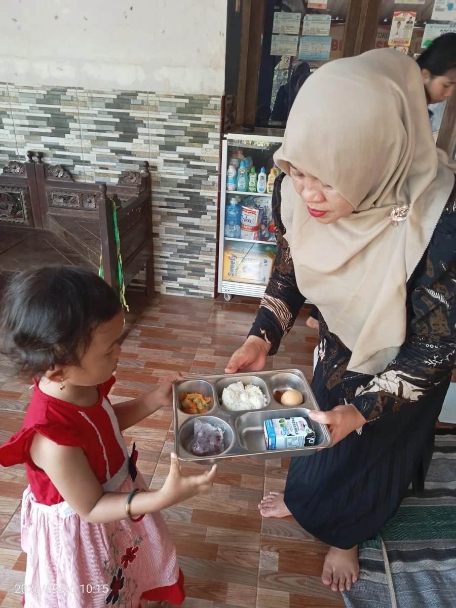 PEMBAGIAN MBG BALITA DI POS PANDAN 5 DESA KEDUNGCINO