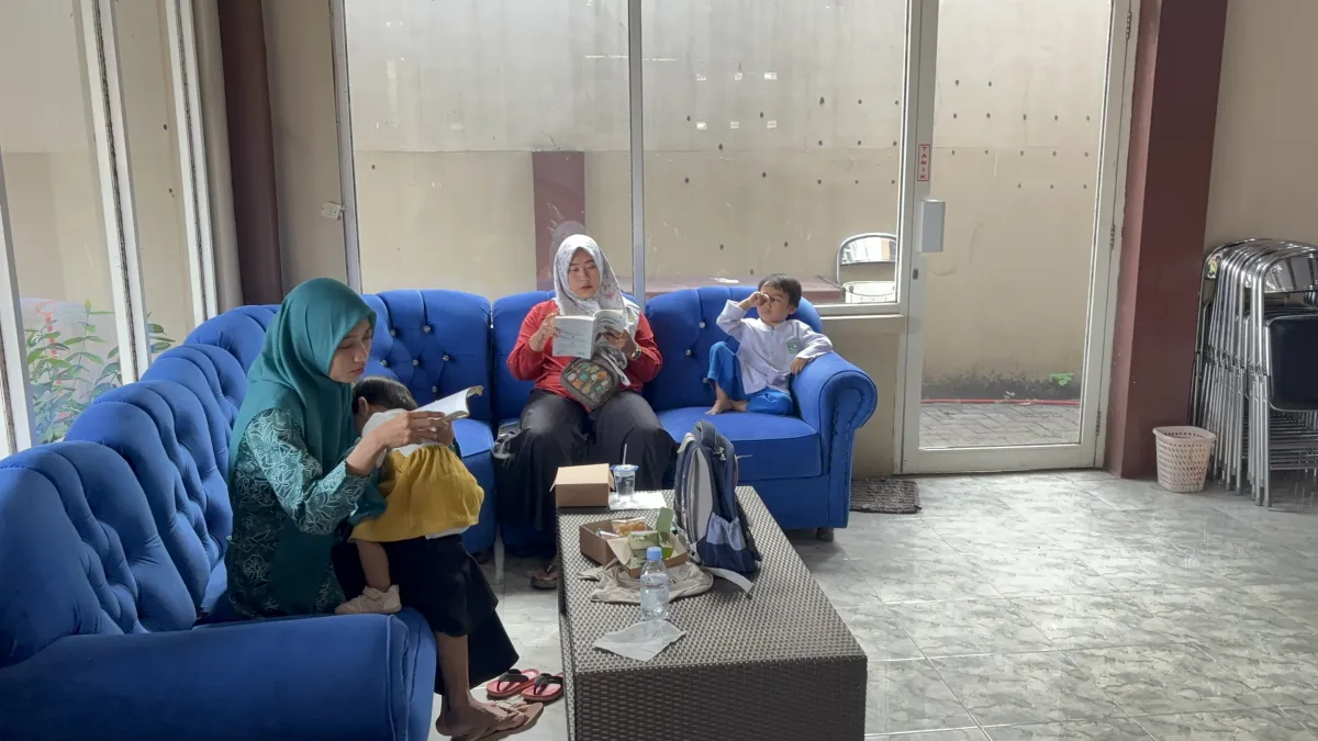 Kegiatan Membaca Buku di Sela sela waktu menunggu anggota PKk