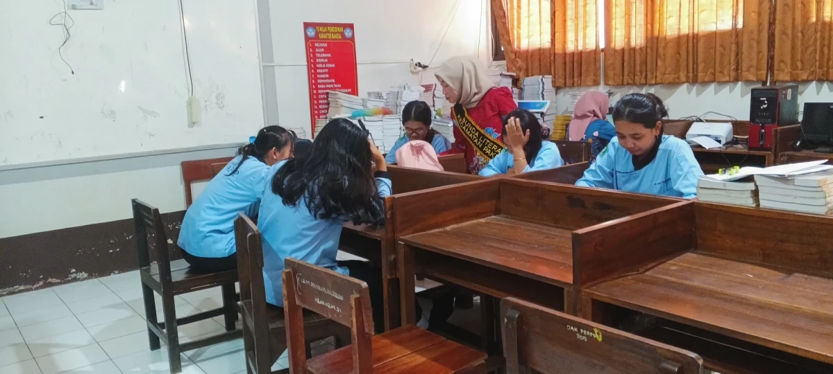 Bunda Literasi Kecamatan Pakis Aji Mengunjungi Perpustakaan SMK Negeri 1 Pakis Aji
