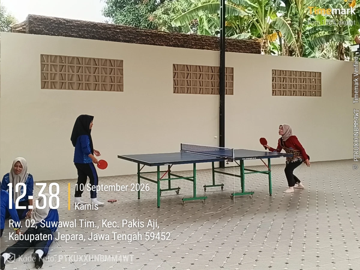 Ketua TP PKK Kecamatan Pakis Aji Mengajak Siswa Bermain Tenis Meja melalui Program PKK Anti Mager