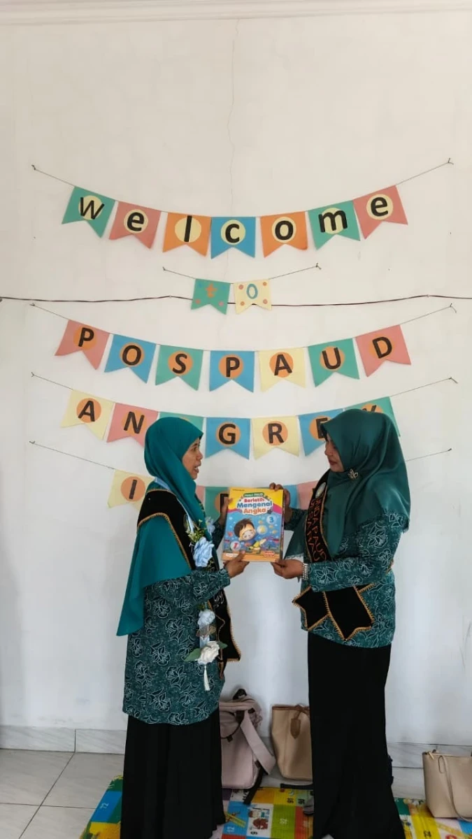 Literasi bersama anak-anak Pos PAUD Anggrek indah desa Rau Kedung 