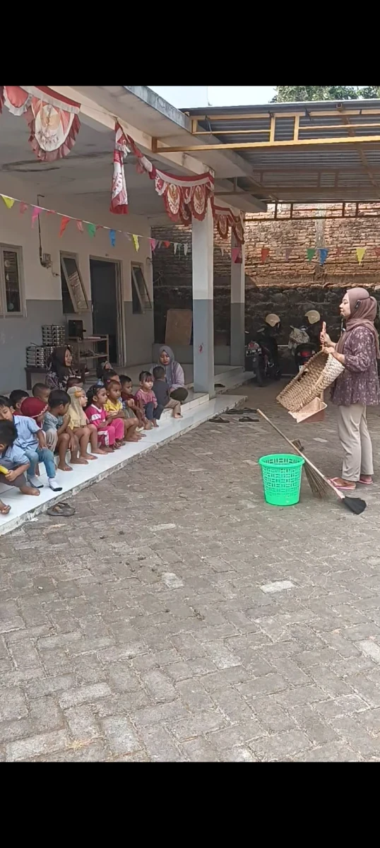 Kamis Bersih, Anak Belajar Menjaga Kebersihan Rumah