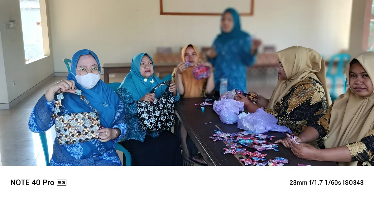 Membuat tas dari sampah plastik 