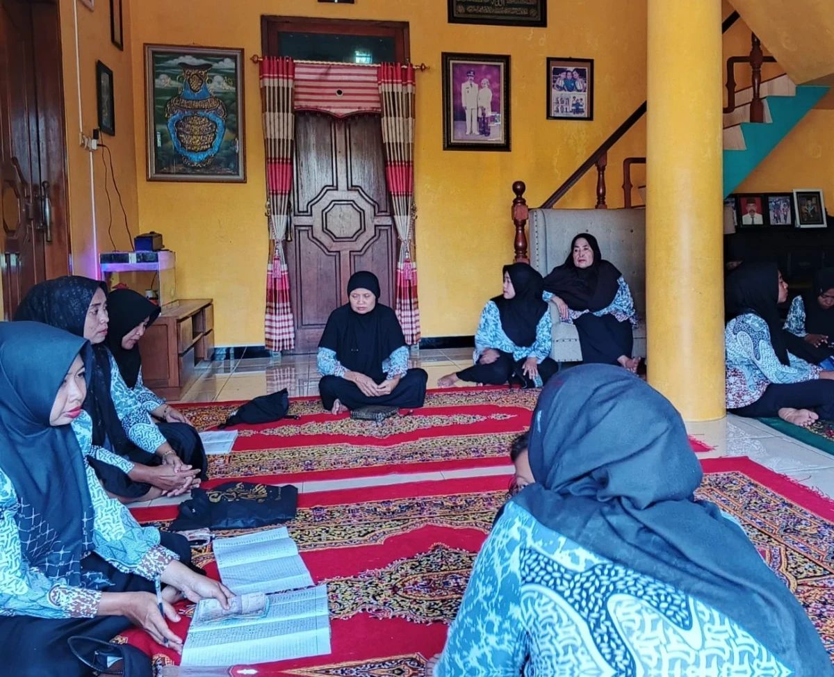 Pertemuan Rutin PKK RW 01 Desa Karanggondang dengan Edukasi Pemanfaatan Kelapa
