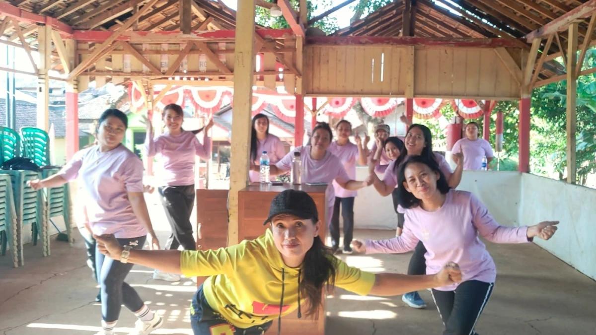 Senam Bersama Ibu-Ibu Kelompok PKK RT 05/RW 04 Desa Karanggondang