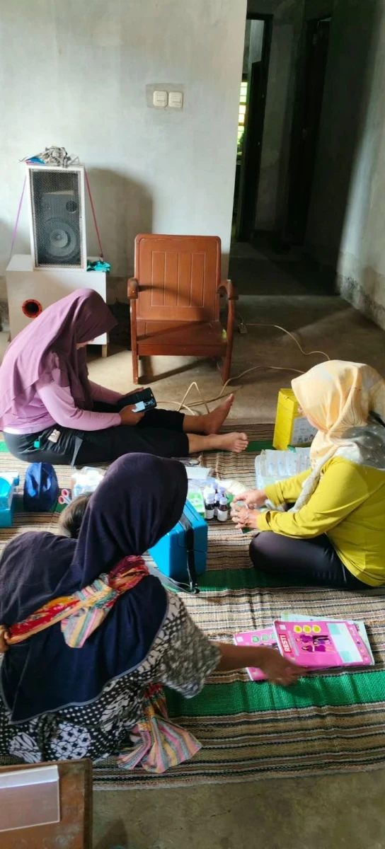Pemberian imunisasi dan vitamin oleh Bu bidan 