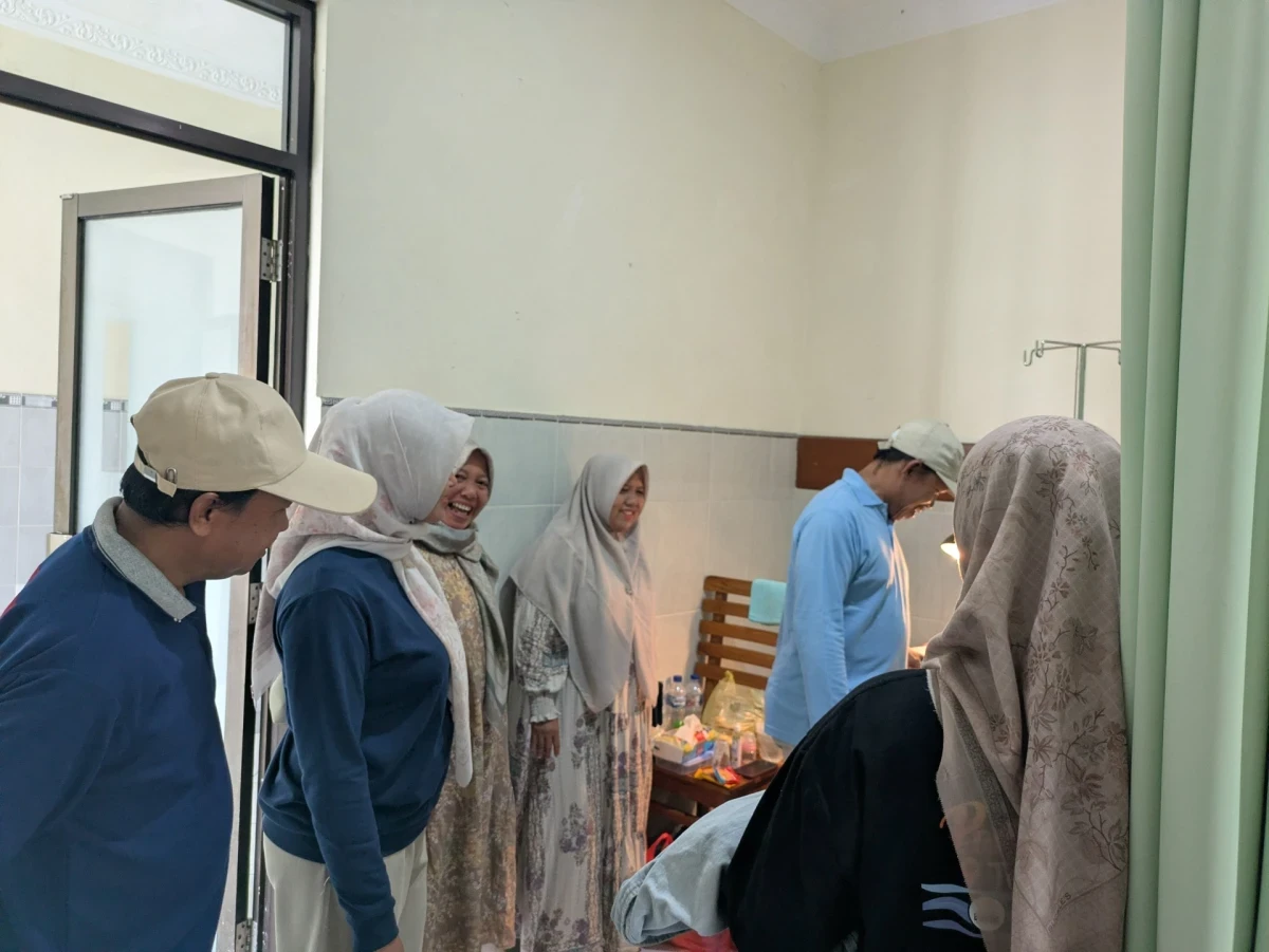 Wujudkan Kepedulian dan Kekeluargaan, TP. PKK Telukawur Jenguk Anggota yang Baru Melahirkan