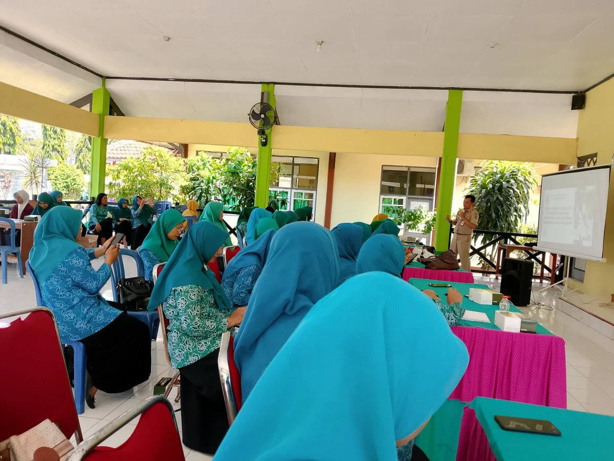 Rakor TP PKK Kecamatan Nalumsari Sosialisasi Penguatan Kapasitas Kader PKK dalam Penguatan Sampah Berbasis Masyarakat