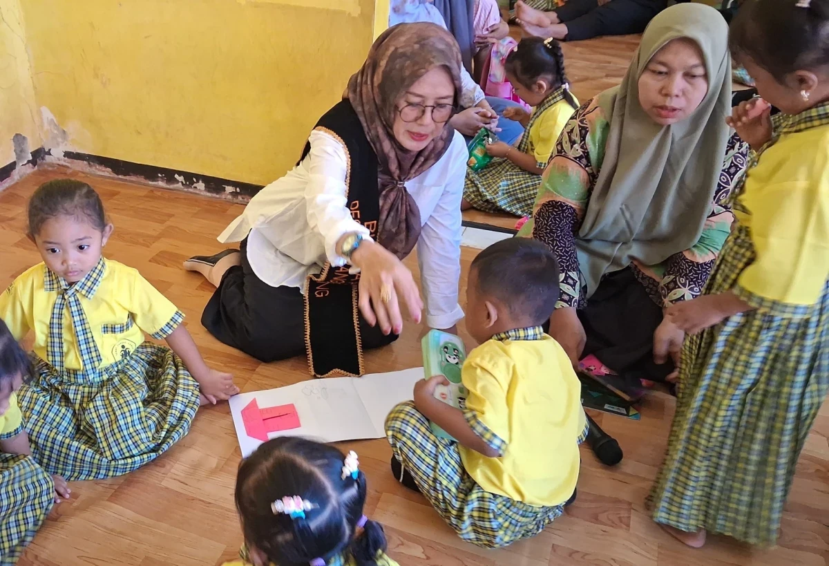 Bunda PAUD Desa Karanggondang Pantau Kegiatan Melipat dan Menggambar di Pos PAUD Ceria