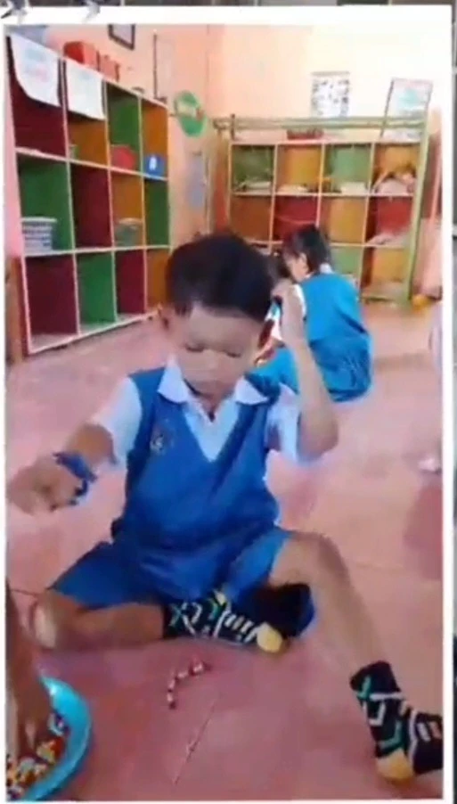Asah Motorik Halus, Anak-Anak TK Debora Kedung Penjalin Semangat Ikuti Kegiatan Meronce