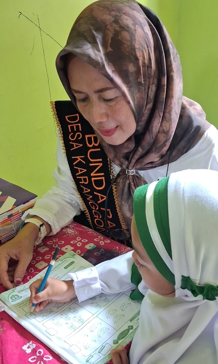 Bunda Literasi Desa Karanggondang Pantau Pembelajaran Menulis dan Berhitung di RA Darul Huda 1