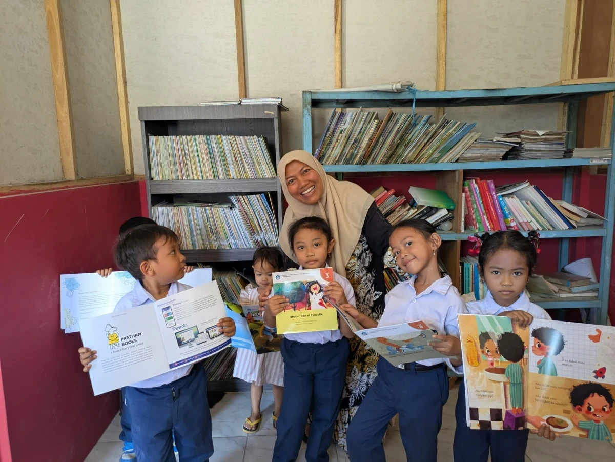 Tanamkan Cinta Buku Sejak Dini, Bunda Literasi Telukawur Ajak Anak TK Kartini Kunjungi Perpusdes Ngasirah