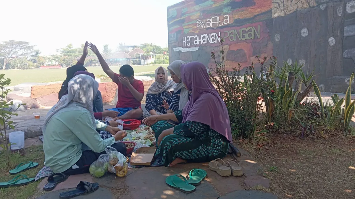 PKK Peduli Lingkungan melalui Kerja Bakti Taman Edukasi