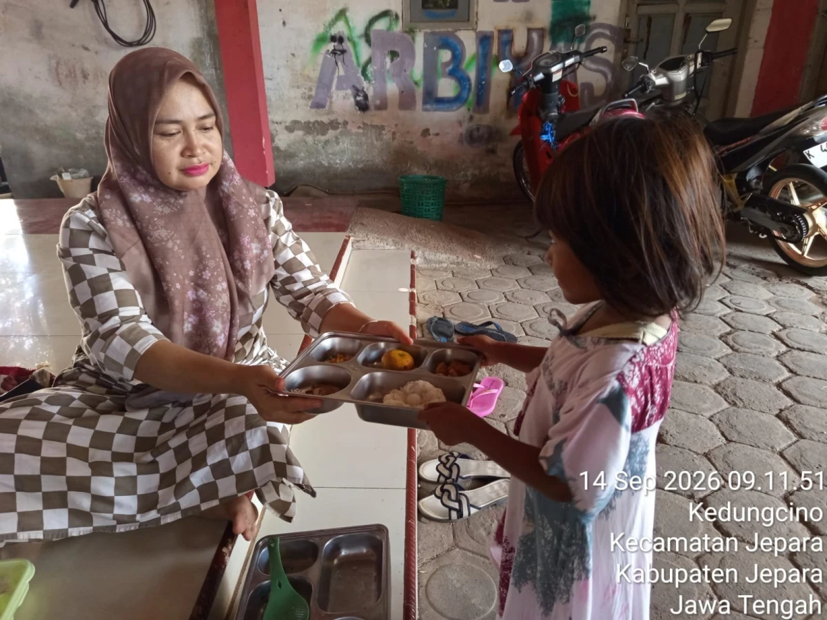 PEMBAGIAN MBG BALITA DI POS PANDAN 3 DESA KEDUNGCINO