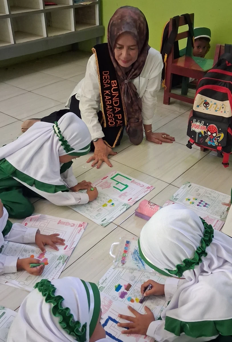 Goresan Warna Keceriaan: Bunda Literasi Karanggondang Bimbing Murid RA Darul Huda 1 Mewarnai