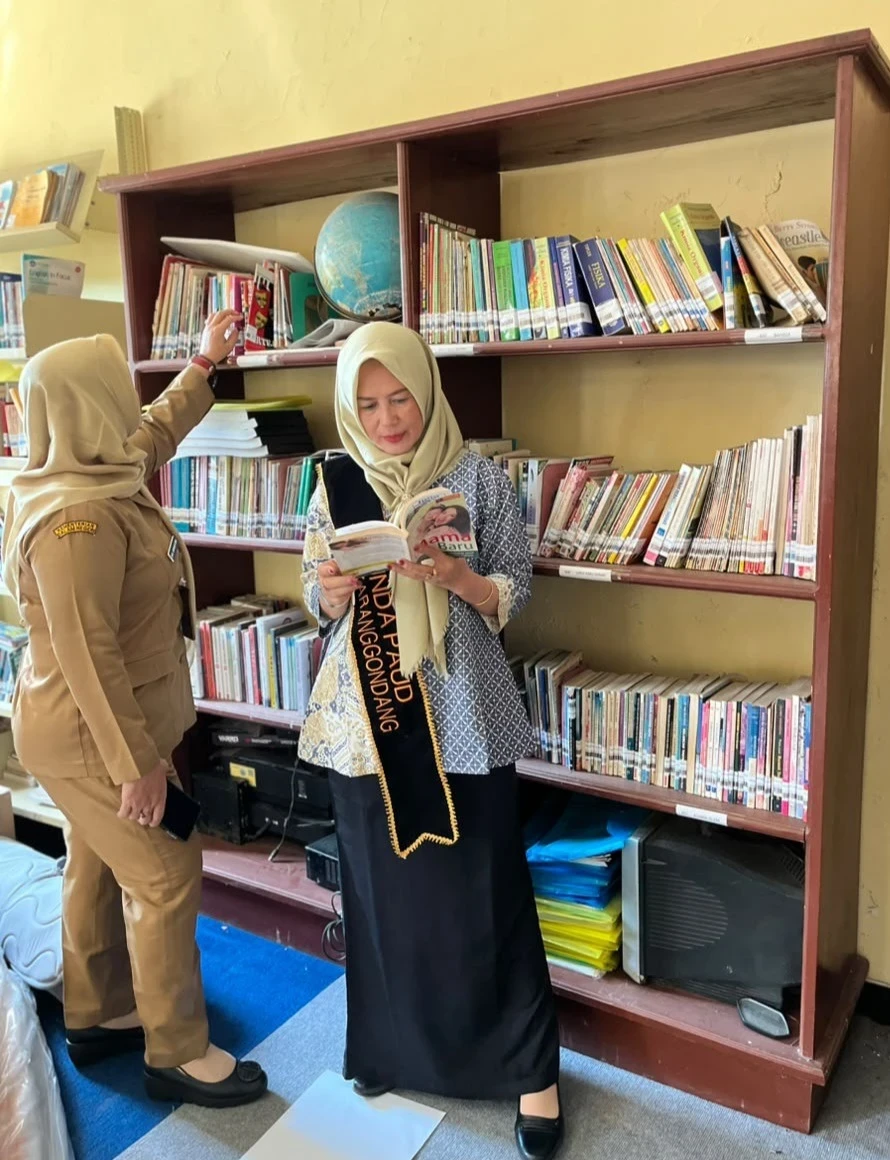 Perkuat Budaya Baca: Bunda Literasi Karanggondang Tinjau Perpustakaan Desa