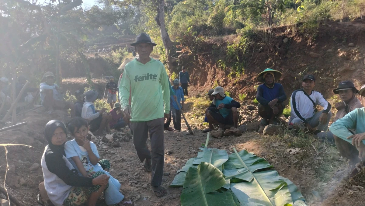 Gotong Royong Jalan Usaha Tani Gandri