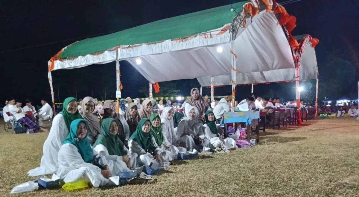 TP PKK Kecamatan Kembang menghadiri Kegiatan Jepara Bersholawat Peringatan Maulid Nabi Muhammad SAW