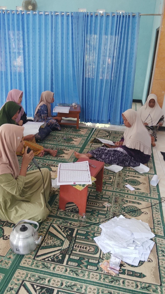 Mengikuti pembacaan khoul masal di RT 37/07 pancur 3026