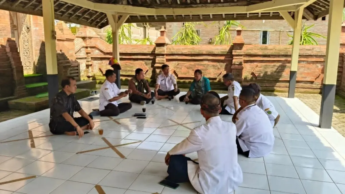 Koordinasi Pemdes Plajan dengan pengurus Pura Giri Tungka
