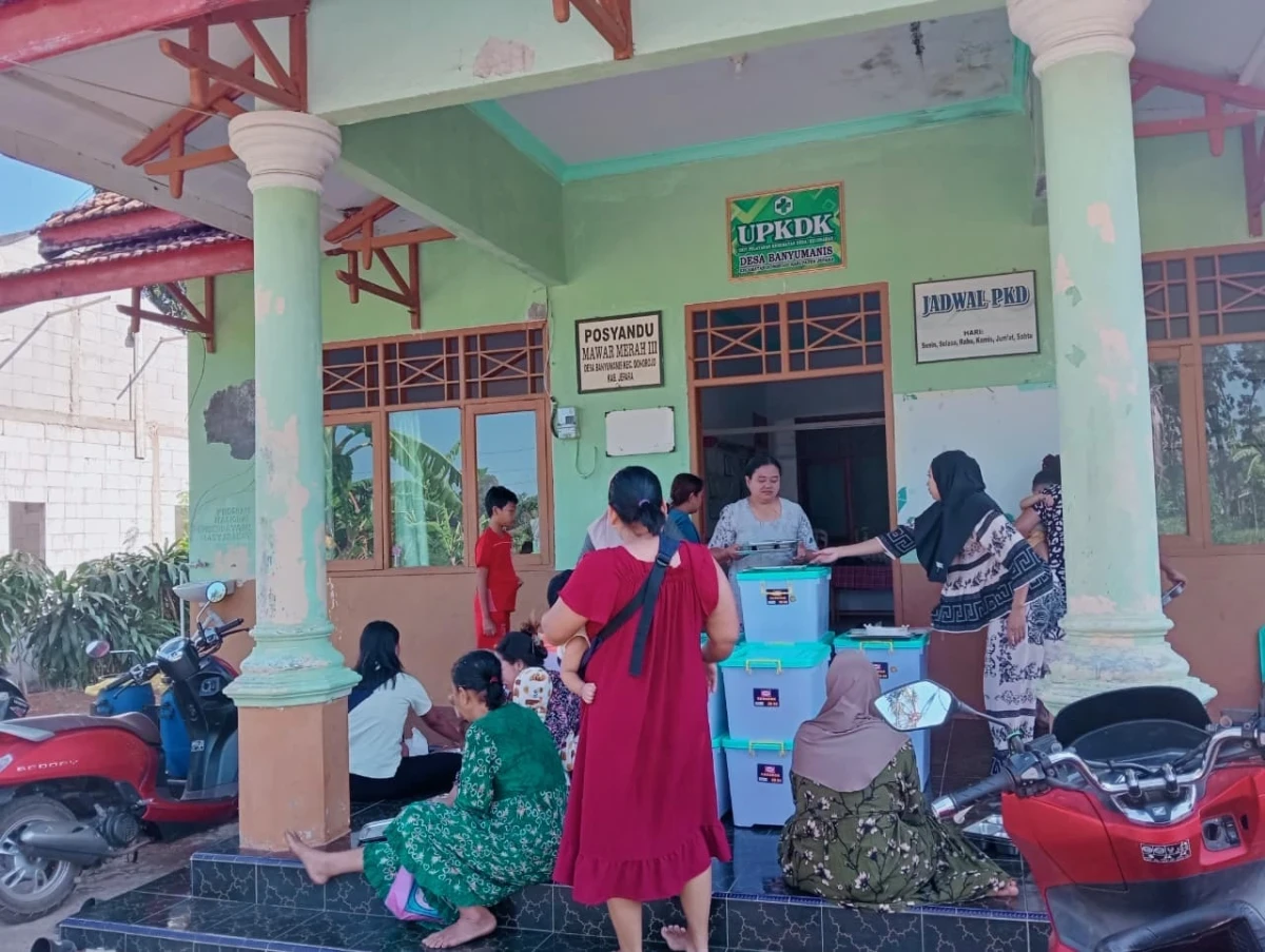 PENDISTRIBUSIAN PMT DAN MBG DI POS MAWAR MERAH 3 DESA BANYUMANIS