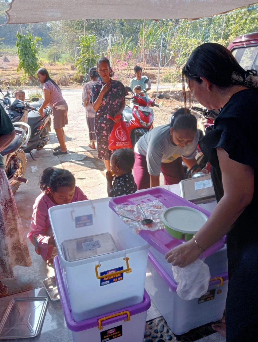 PENDISTRIBUSIAN PMT DAN MBG DI POS MAWAR MERAH 5