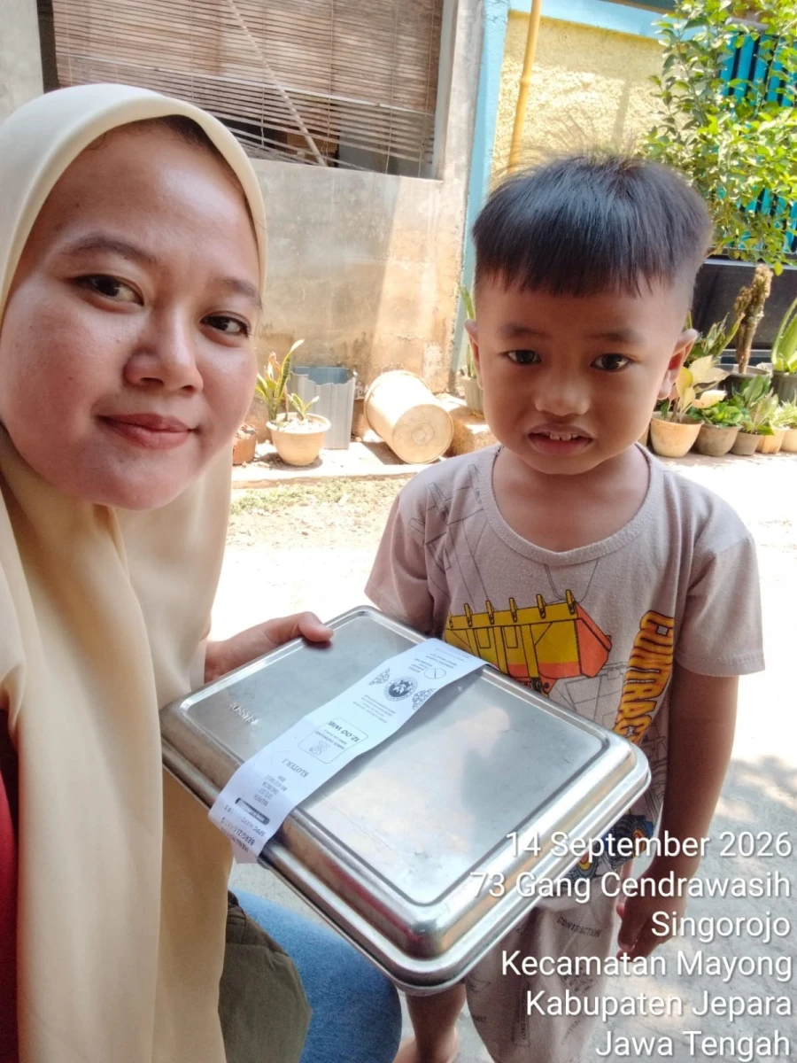 Senyum Manis Balita Desa Singorojo Saat Sambut Penyaluran MBG di Posyandu Anggrek 2