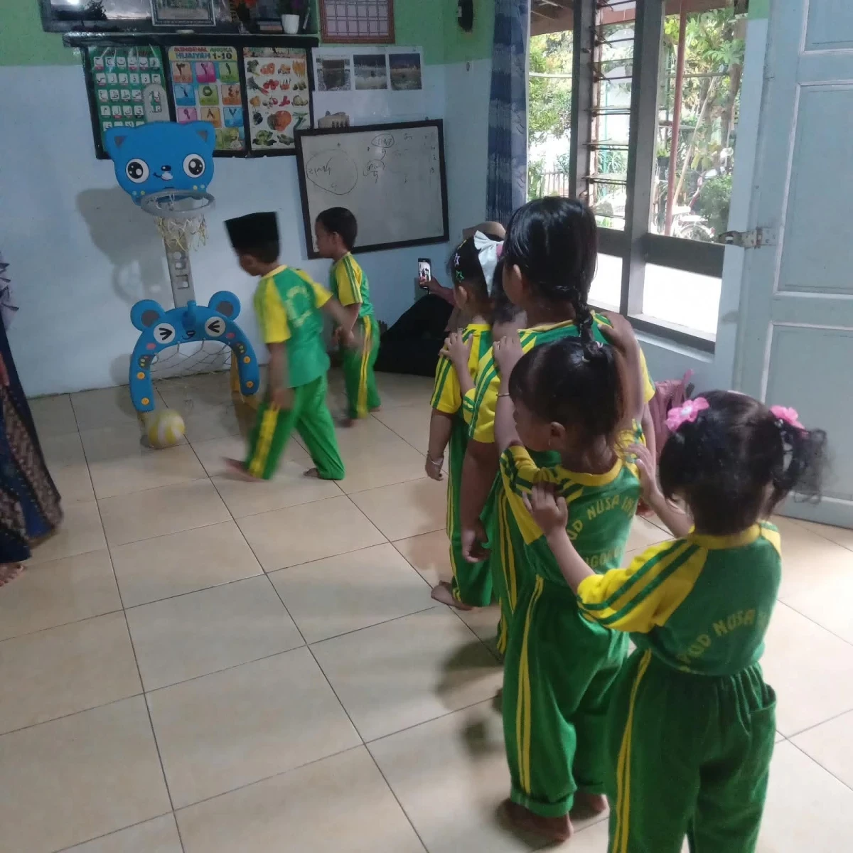 Asah Motorik Anak, PAUD Nusa Indah Desa Singorojo Gelar Kegiatan Bermain dan Latih Keseimbangan
