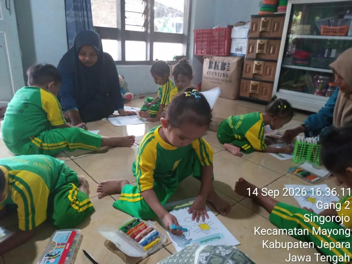 Melatih Imajinasi Sejak Dini, Ceria Murid PAUD Nusa Indah Singorojo Menggores Warna