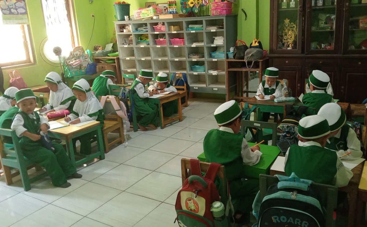 Petualangan Huruf Cilik: Menjelajah Dunia Abjad dan Menulis di TK Mutiara