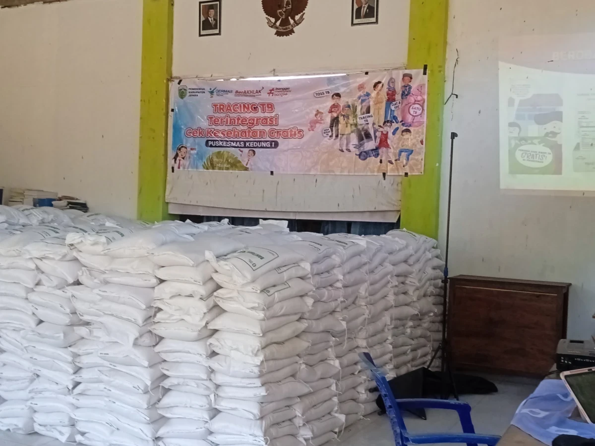 Kegiatan sosialisasi dan skrining TB di pendopo desa Rau