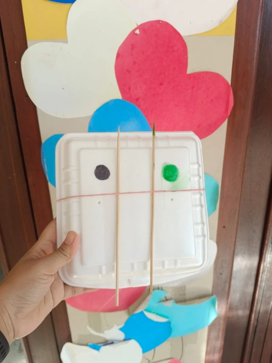 MEMISAHKAN WARNA HIJAU DAN HITAM POS PAUD EMBUN PAGI