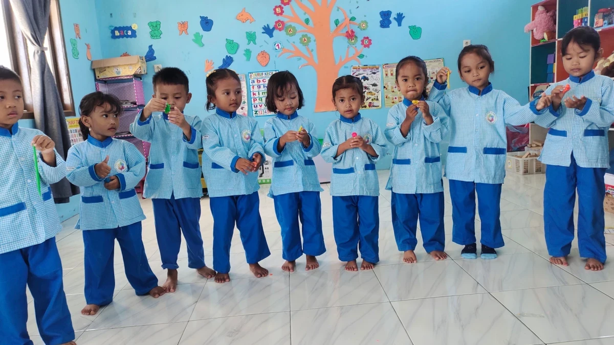 Membuat kreasi dari plastisin