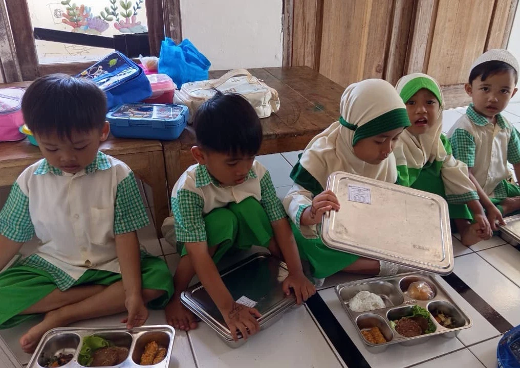Penyaluran Program Makan Bergizi Gratis di RA Darul Huda 1 Desa Karanggondang
