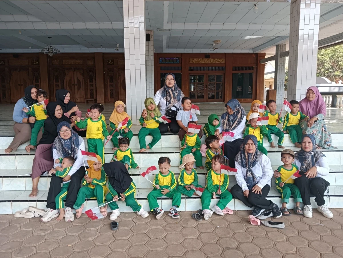 Kegiatan jalan sehat bersama anak Pos Paud Anggrek Ceria 