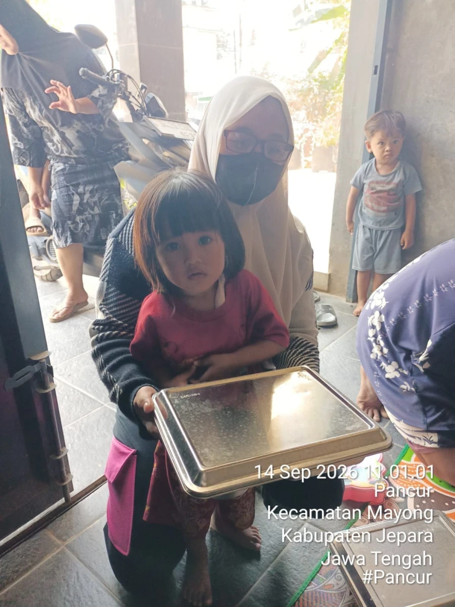Pemberian MBG  bagi anak balita di desa randu bango2026