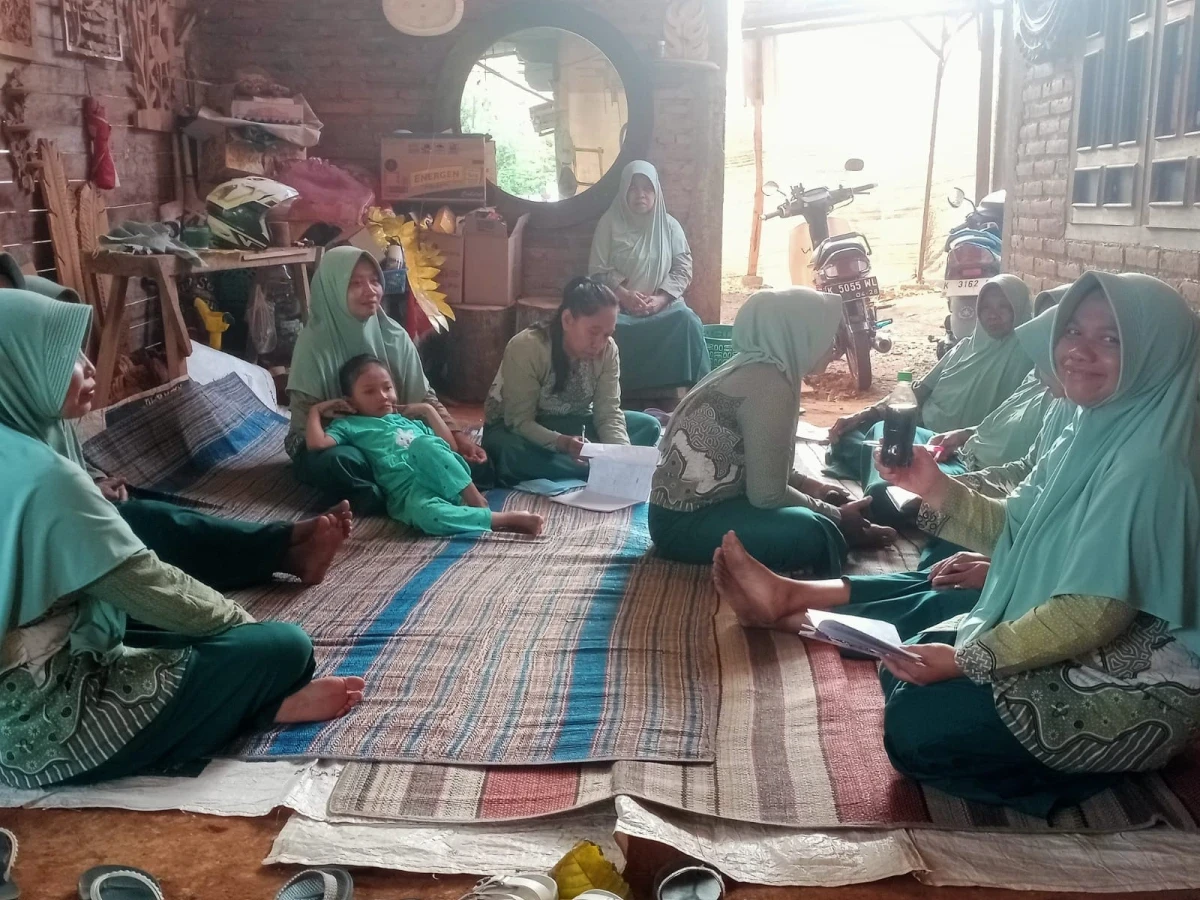 Sosialisasi Pembuatan Pupuk Ecoenzim dari Sampah Organik di RT 06 RW 02 Desa Senenan