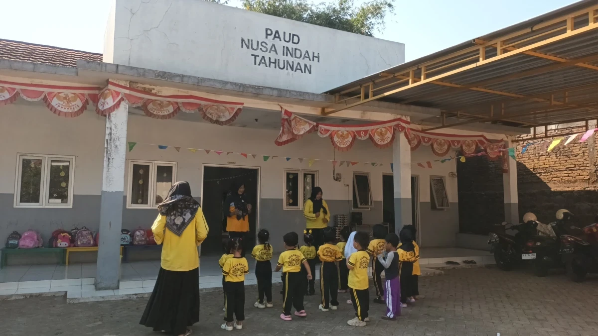 Anak-Anak Belajar Membantu Membersihkan Rumah