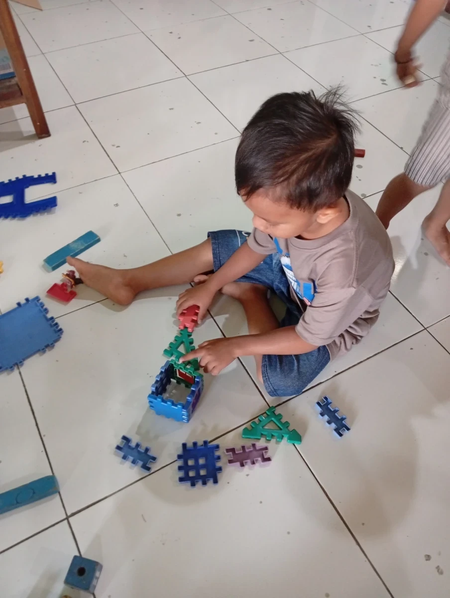 Bermain peran anggota keluarga ( ayah dan ibu)