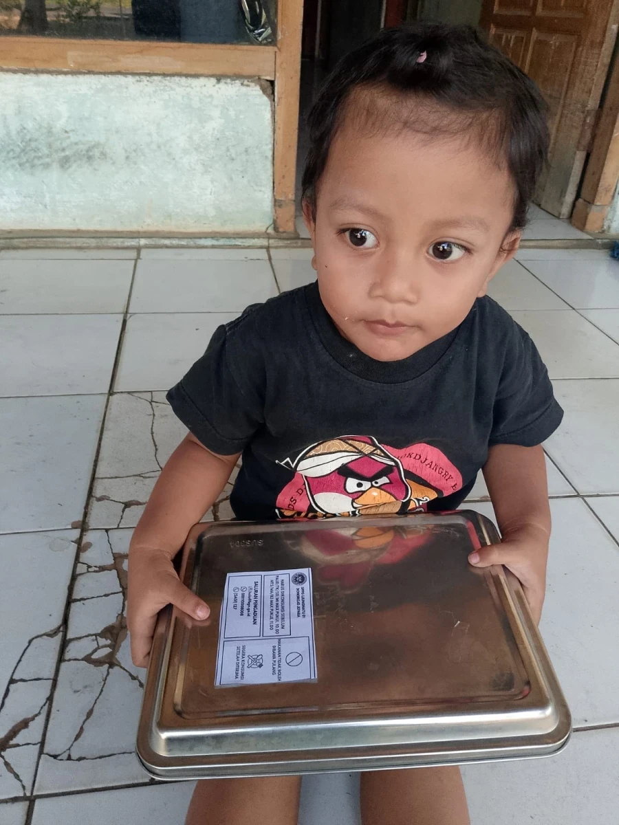 TP.PKK POKJA IV DESA UJUNGWATU MENDAMPINGI MBG DI POS 04 RW 01 METAWAR