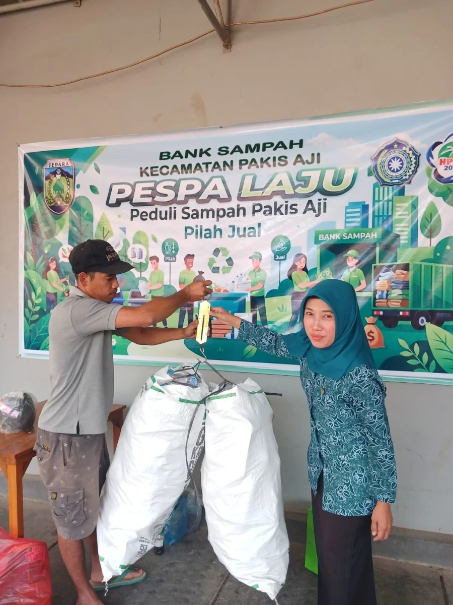 TP PKK KECAMATAN PAKIS AJI MELAKUKAN PENIMBANGAN DAN PENJUALAN SAMPAH PESPA LAJU